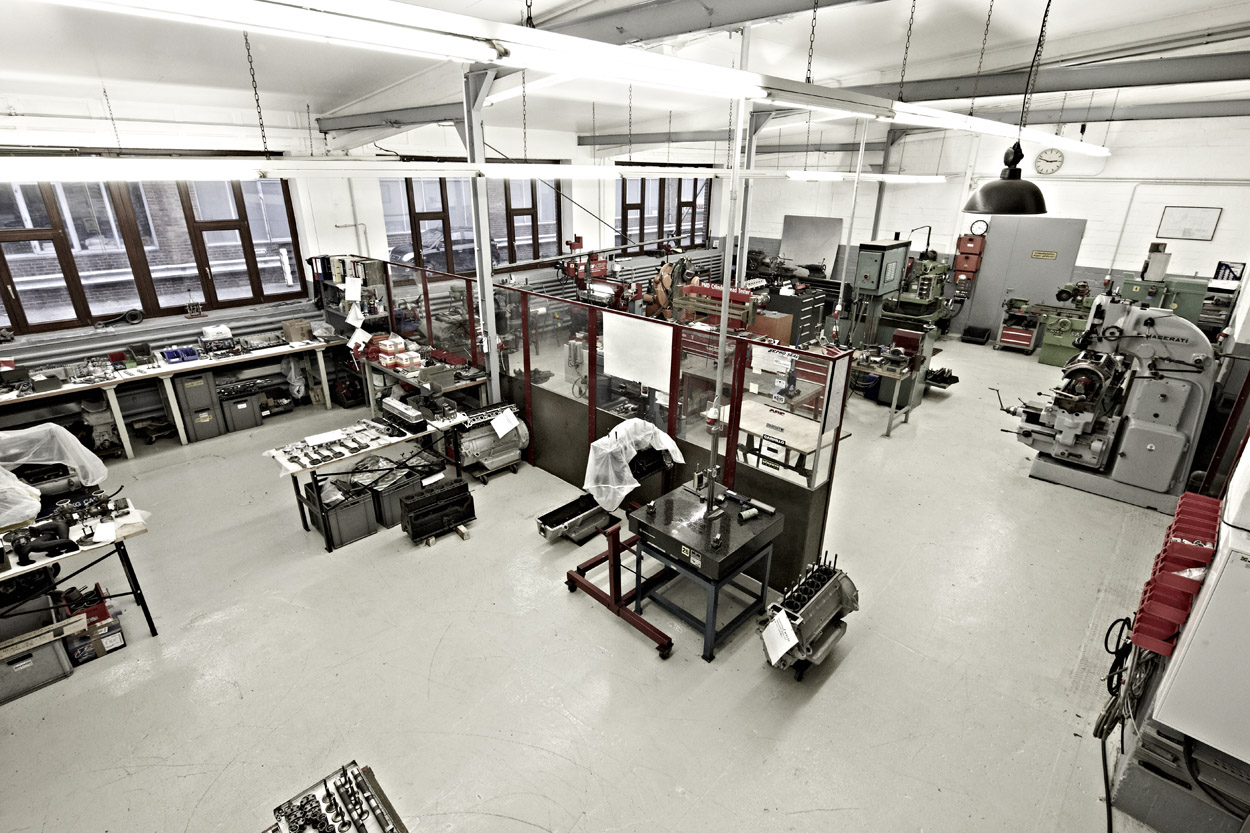 Mechanische Werkstatt von Steinke Sportwagenservice mit Fräs- und Drehmaschinen