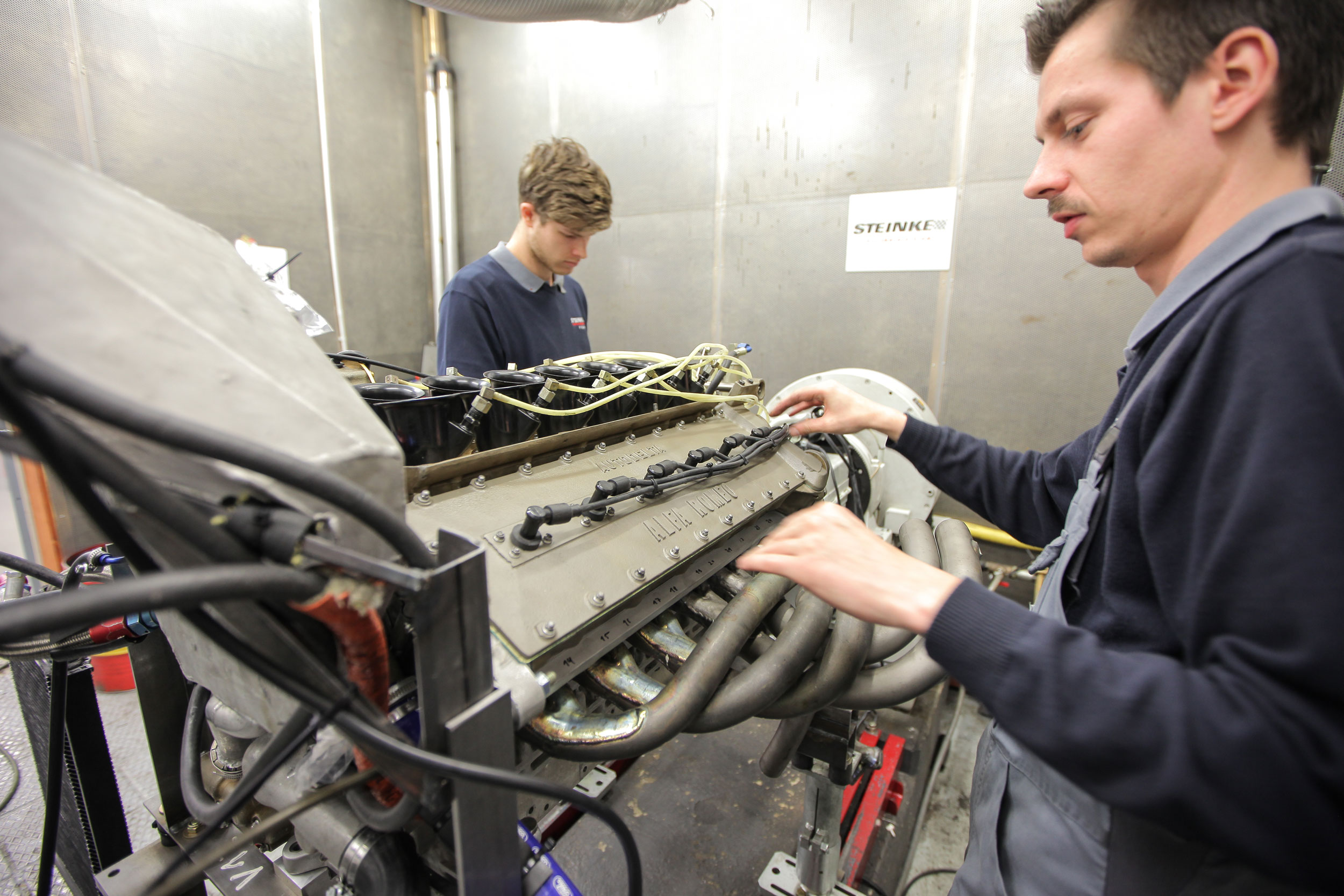 Mechaniker am Motorenprüfstand bei Steinke Sportwagenservice