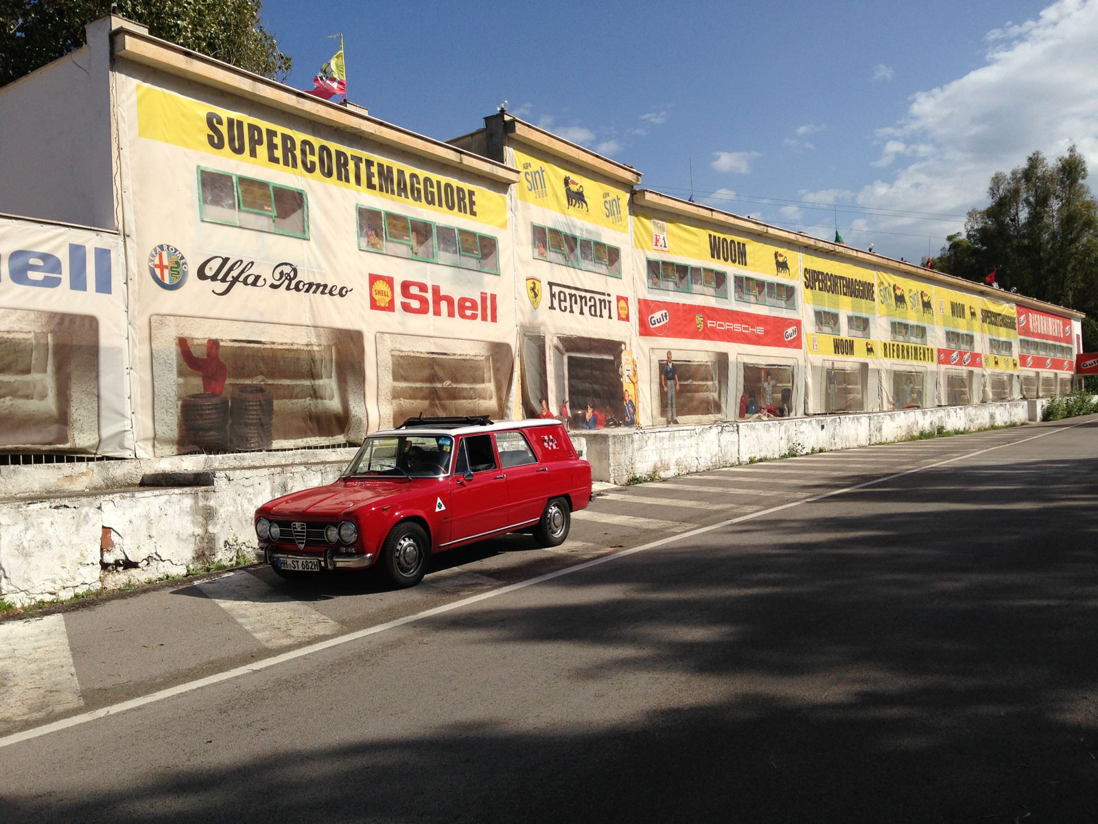 Historischer Rallyewagen auf einer klassischen Rennstrecke