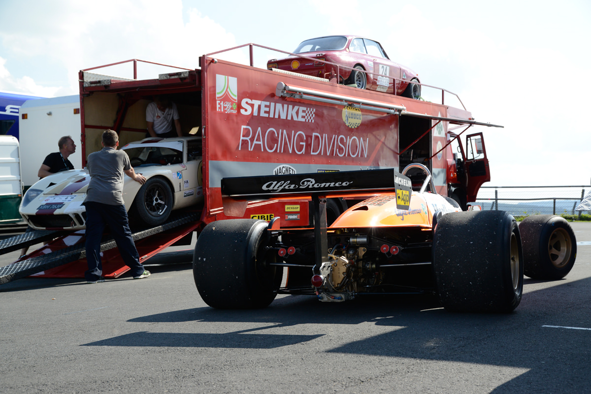 Renntransporter Steinke Racing Division mit Formel-Rennwagen